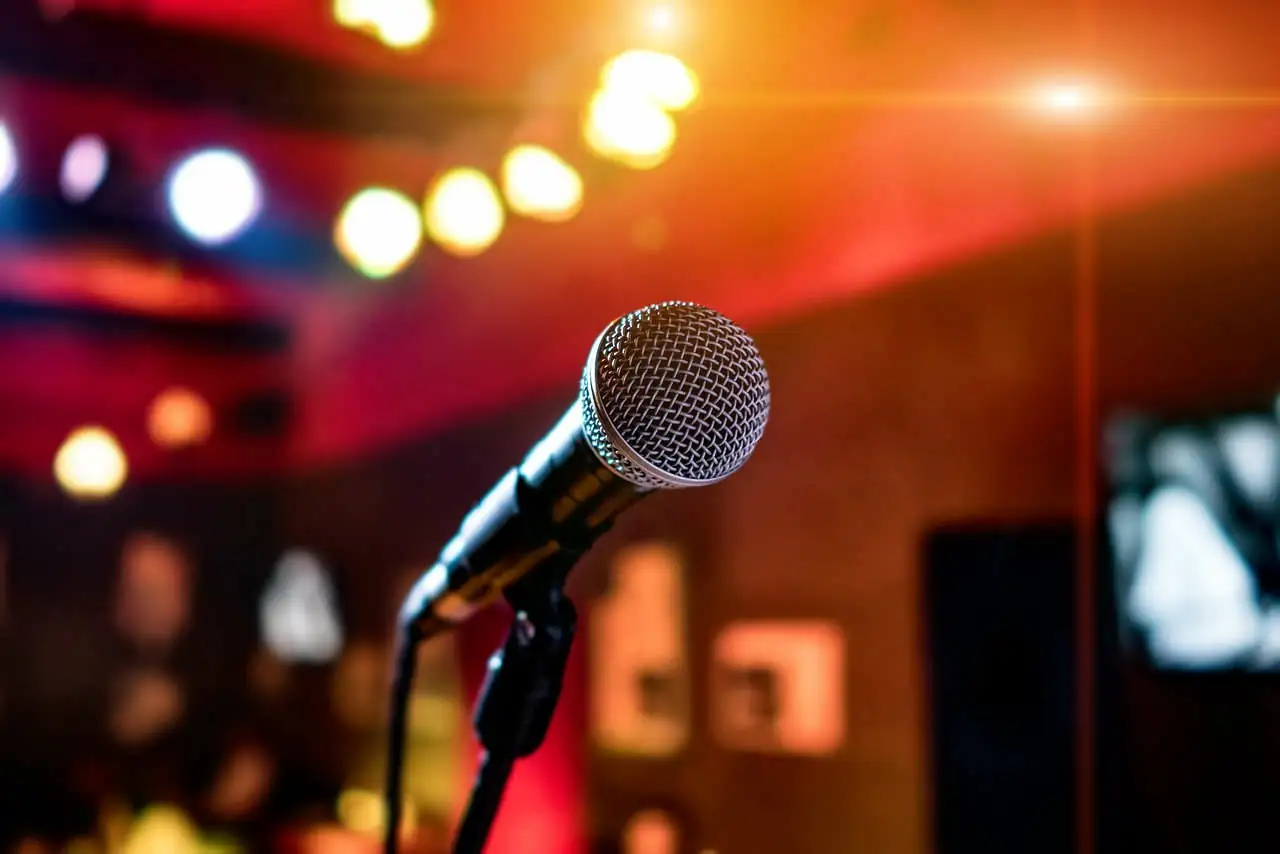 Tutustumista, illanviettoa ja karaokea