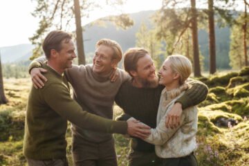 Miten valmistaudut sinkkutapahtumaan Sinkkutapahtumaan lähteminen voi jännittää, etenkin jos kyseessä on ensimmäinen kerta. Suomessa sinkkutapahtumia on monenlaisia: sinkkujen itsensä järjestämiä, yhteistyötapahtumia sekä yritysten sinkkubileitä. Valmistautuminen riippuu tapahtuman luonteesta, mutta yhteistä kaikille on matala kynnys ja mahdollisuus kohdata muita sinkkuja kasvotusten, omana itsenäsi. Sinkkutapahtumiin ei tarvitse tulla valmiina mihinkään. Riittää, että saavut paikalle avoimin mielin.